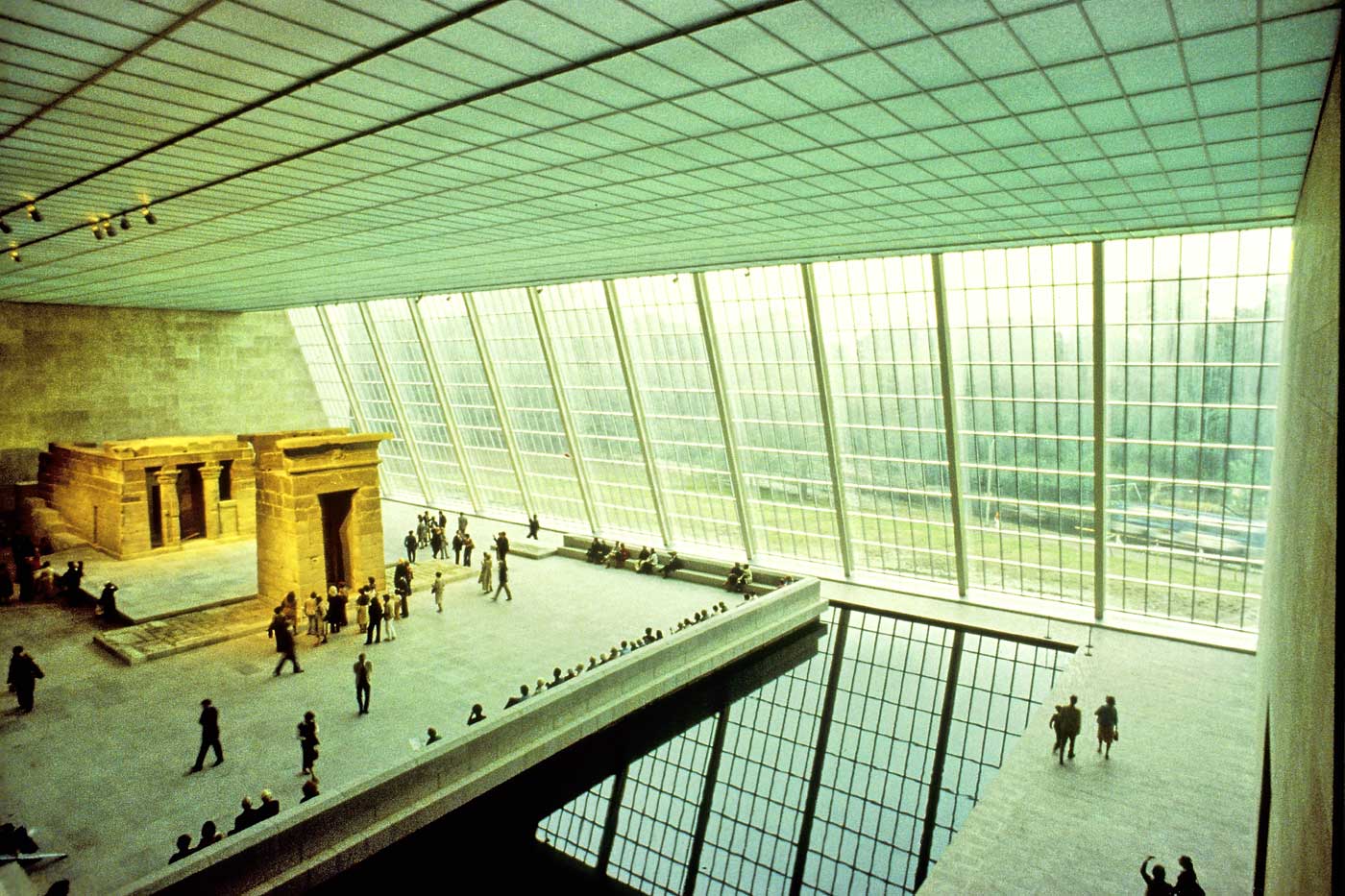 Temple of Dendur in the Sackler Wing of the Metropolitan Museum of Art, New York, New York, 1979. Courtesy Kevin Roche John Dinkeloo and Associates.