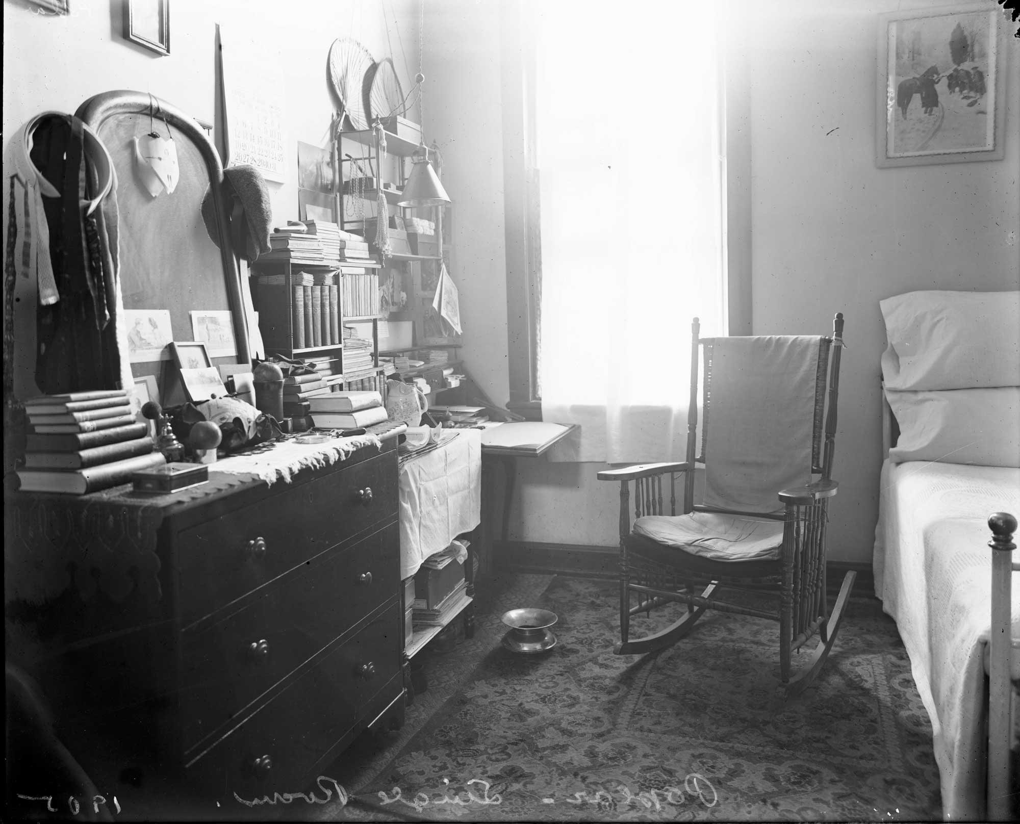 Patient Room, Poplar Ward, the Center Building. Photograph, 1905. Decoration in the Center Building rooms varied widely in the 19th century depending on the severity and type of illness, as well as a patient’s wealth. Courtesy National Archives and Records Administration.