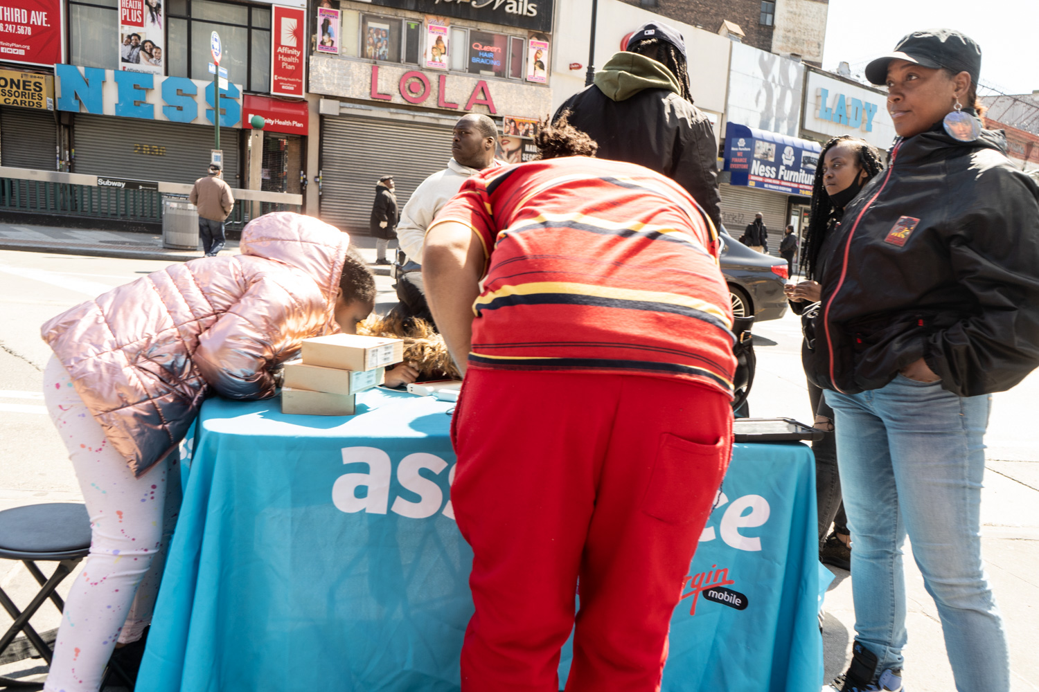 March 26, 2020: Selling Virgin Mobile services at East 149th Street and Third Avenue, Bronx, New York. © Camilo José Vergara