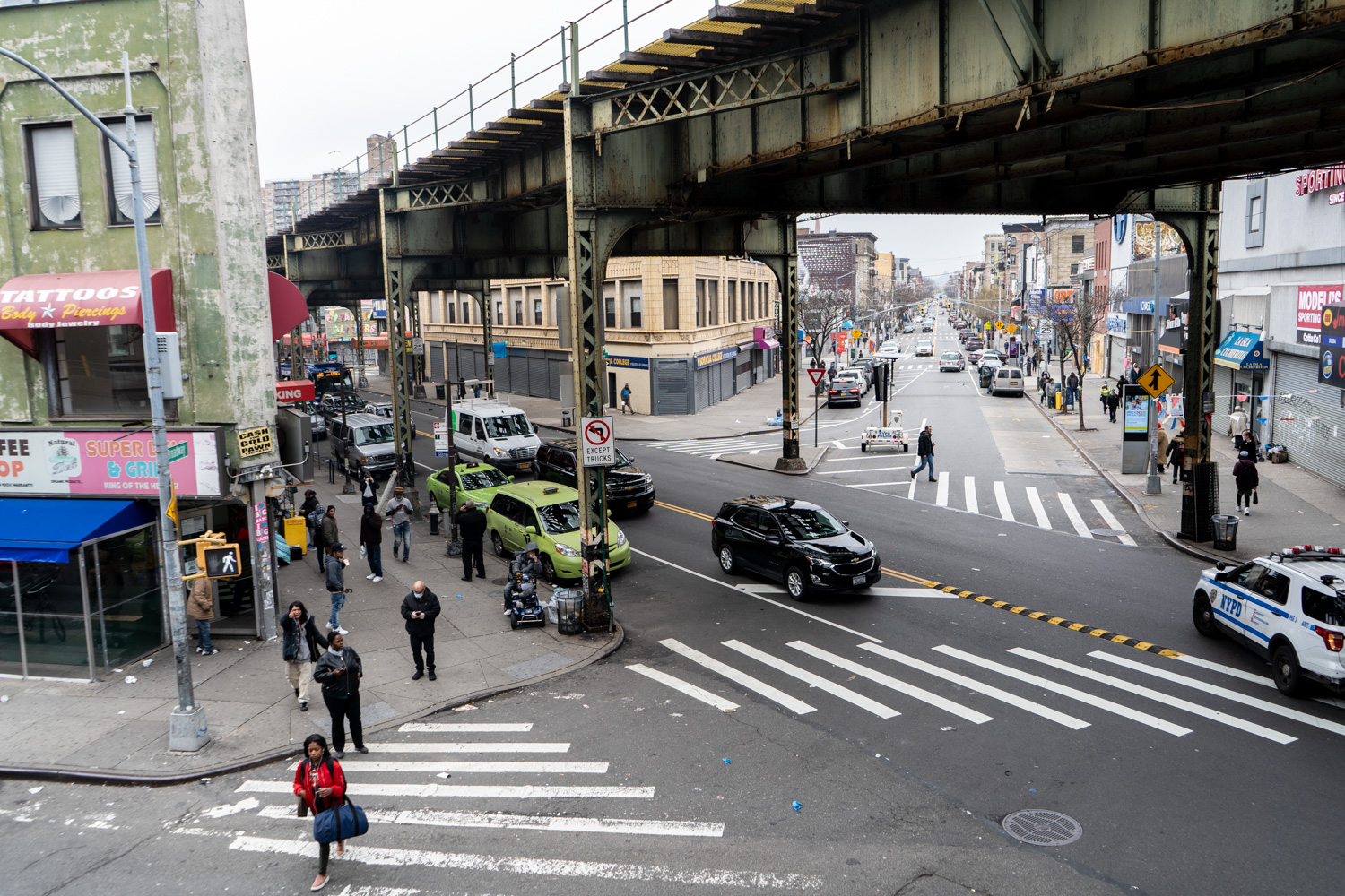 March 30, 2020: Thinning crowds at Broadway and Flushing Avenue, Flushing Avenue subway station, Queens, New York. © Camilo José Vergara