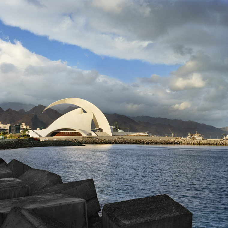 Auditorio de Tenerife, Santiago Calatrava Architect, Santa Cruz de Tenerife, Spain. © Alan Karchmer. 